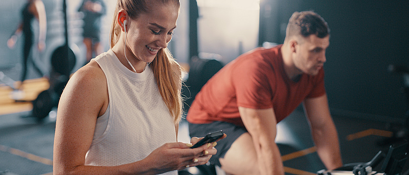 Mann und Frau im Fitnessstudio beim Sport