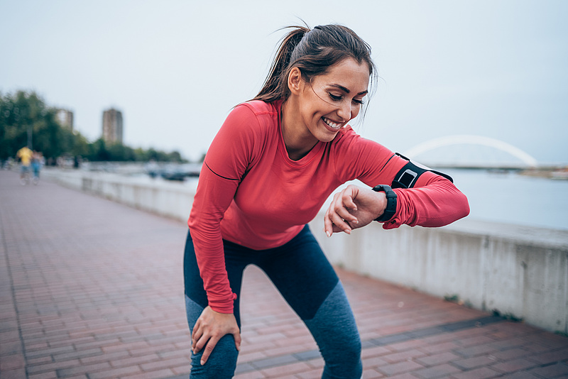 Frau beim Sport machen und Smartwatch