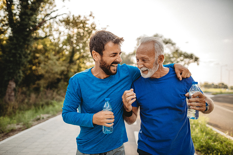 Vater und Sohn beim Joggen