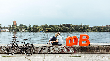 Paar von hinten am Fluss