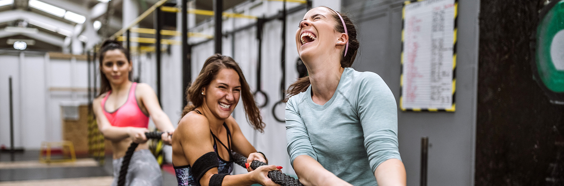 Junge Frauen beim Sport und Tauziehen